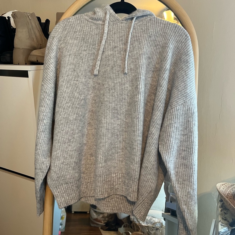 Nuuds Heather Gray Ribbed Cozy Knit Sweater Never Worn.